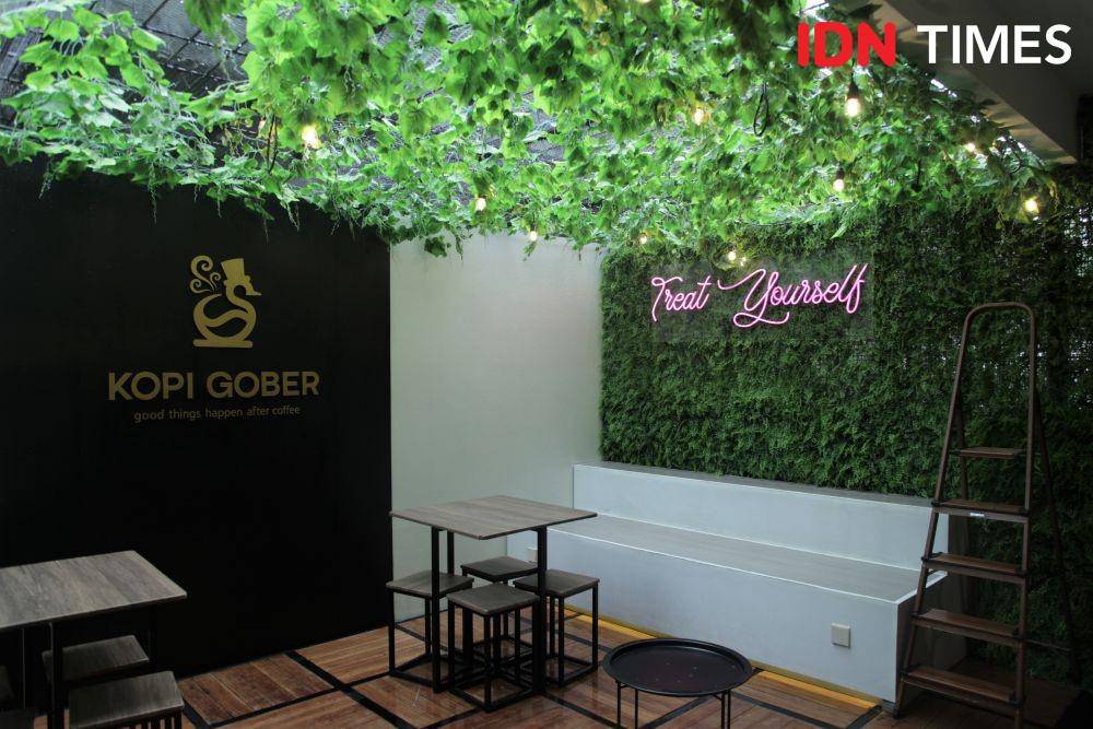 Suasana bagian outdoor di Kopi Gober, Surabaya. IDN Times/Naufal Al Rahman