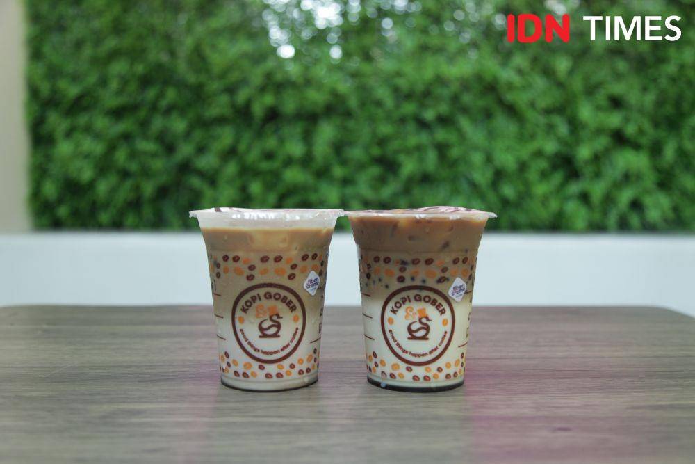 Es kopi susu gober dan black sticky rice coffee latte di Kopi Gober, Surabaya. IDN Times/Naufal Al Rahman