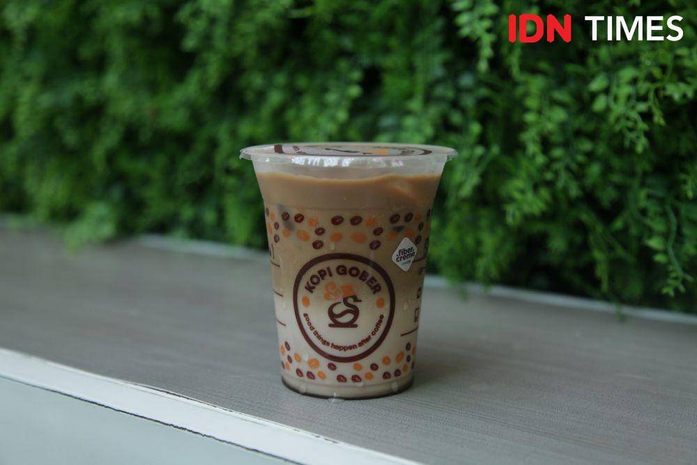 Menu black sticky rice coffee latte di Kopi Gober, Surabaya. IDN Times/Naufal Al Rahman