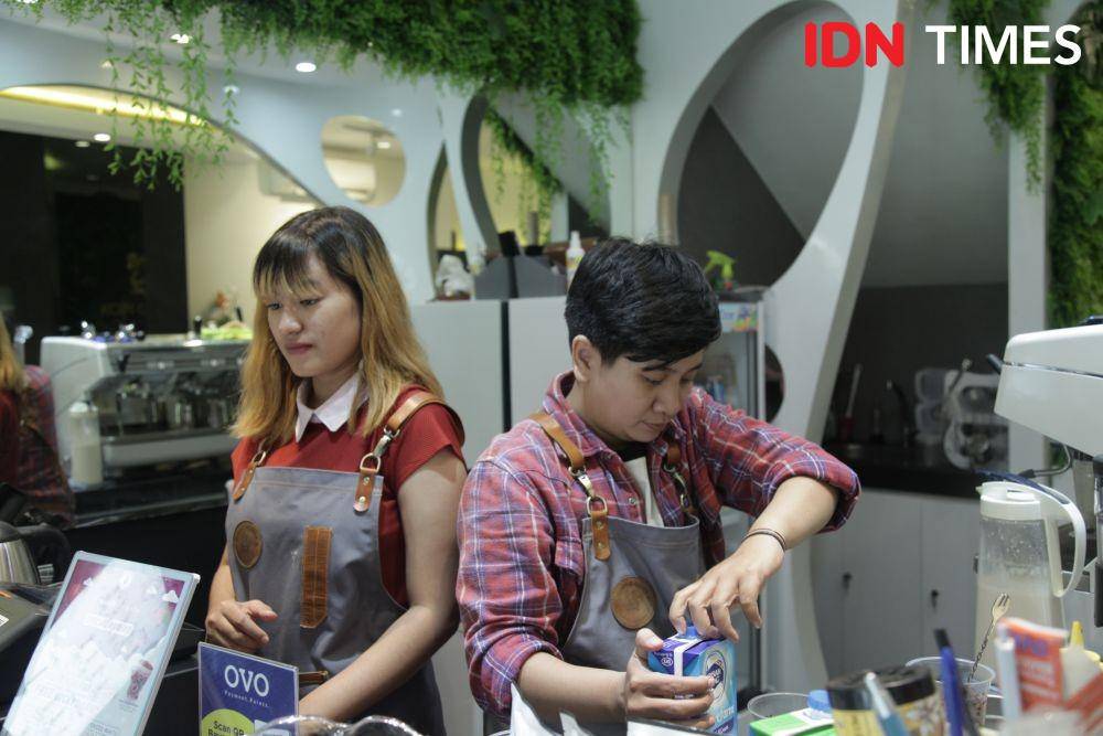 Kedua barista yang ada di Kopi Gober, Surabaya. IDN Times/Naufal Al Rahman