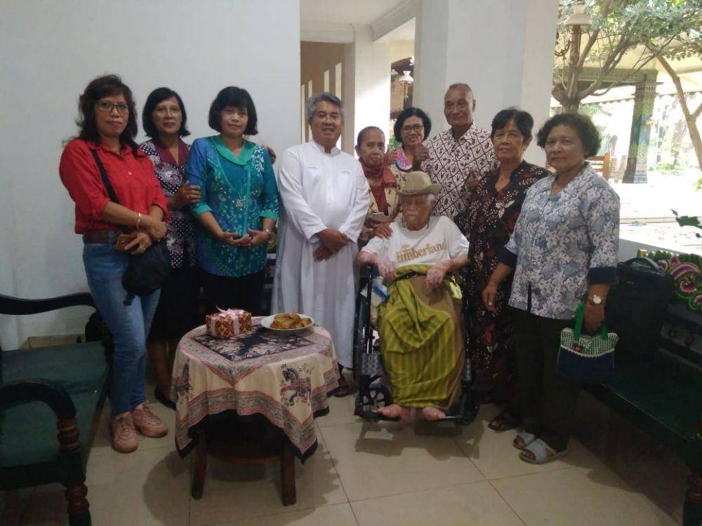 Foto Romo Tomo (berkursi roda) yang diambil tanggal 1 Februari 2020. (IDN Times/Istimewa)