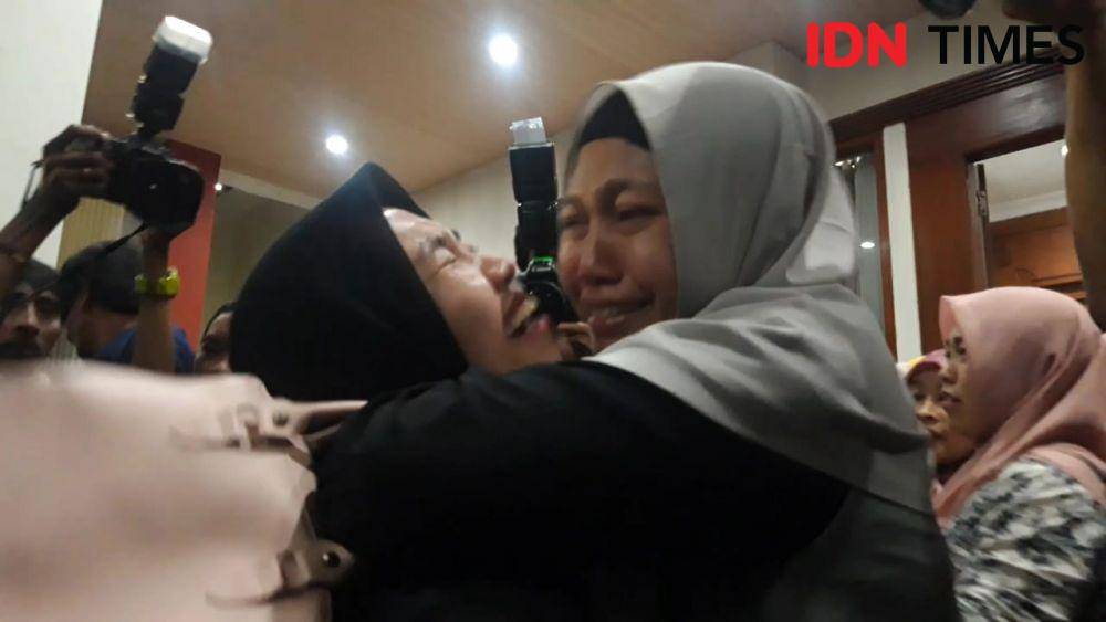 64 Warga Jatim dari Natuna Tiba, Tangisan Pecah di Juanda