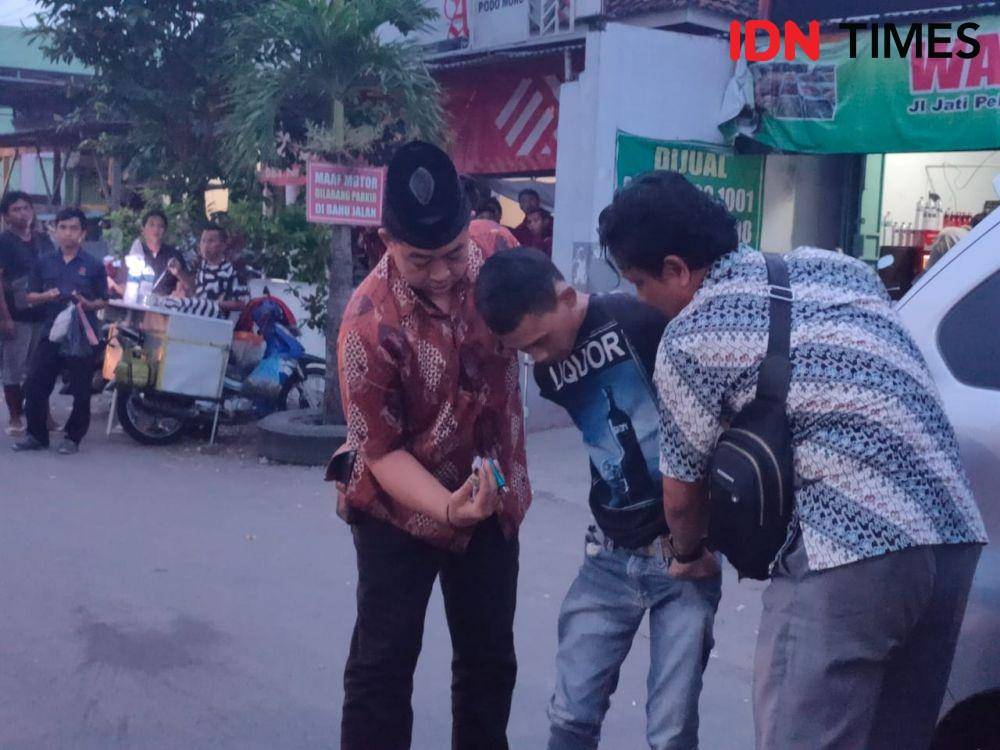 Polisi menggeledah pelaku narkoba di depan parbrik plywood, Diwek, Jombang, Jumat (14/2). IDN Times/Zainul Arifin