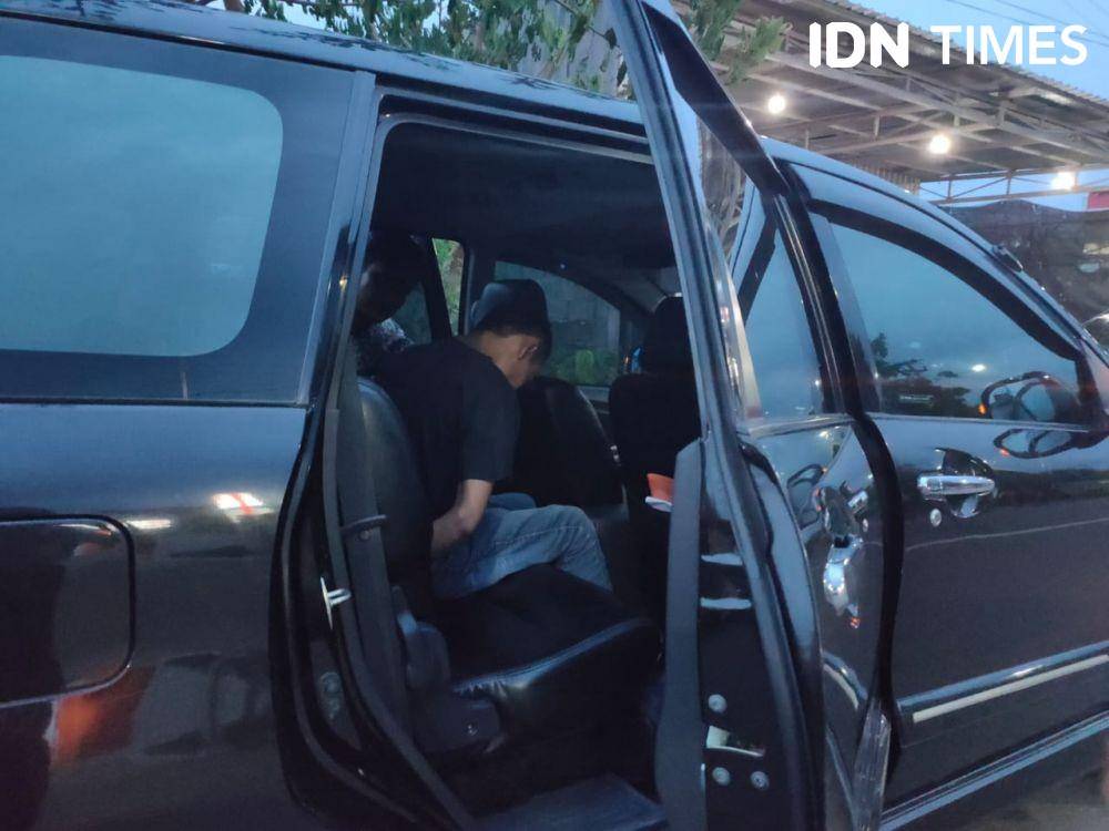 Pelaku dimasukkan ke dalam mobil milik polisi. IDN Times/zainul arifin