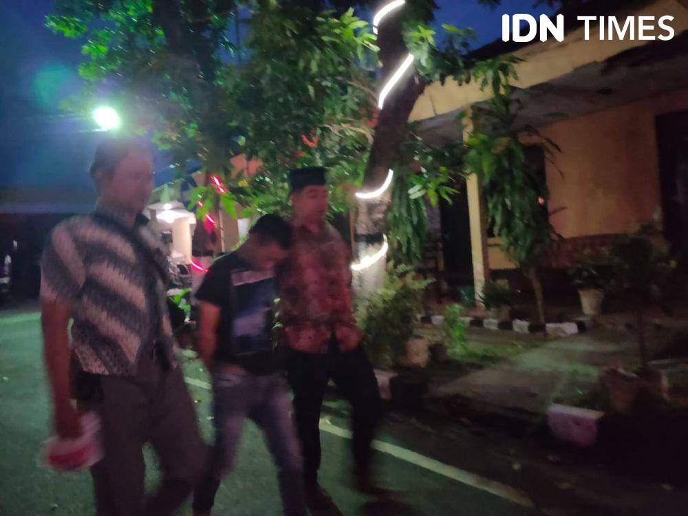Polisi membawa tersangka ke ruang pemeriksaan. IDN Times/Zainul Arifin