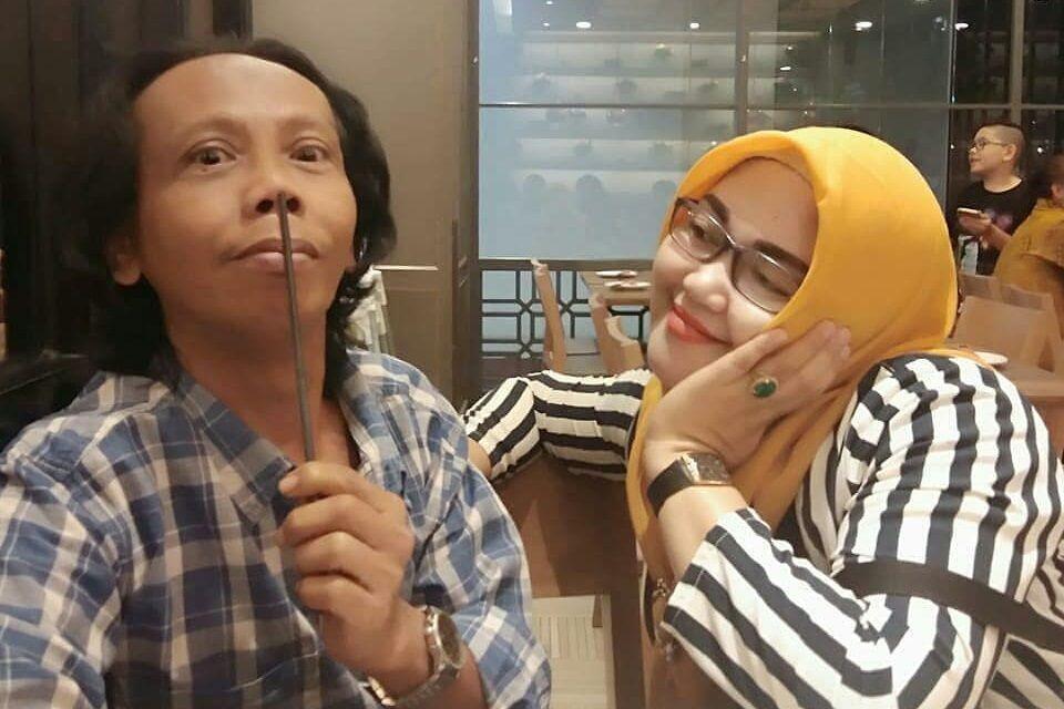 Romantis Abis! 10 Potret Mesra Mandra dan Istri yang Jarang Disorot