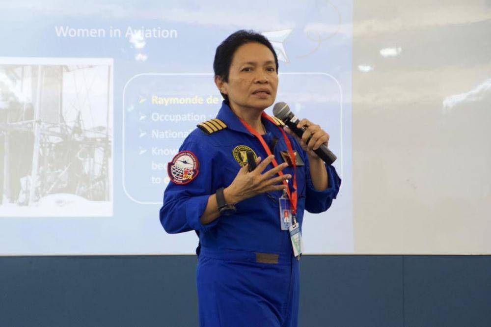 Satu-satunya pilot uji coba perempuan di Indonesia, Esther Gayatri Saleh, membagikan pengalamannya bekerja di industri penerbangan pada acara seminar yang diselenggarakan di JIS, Cilandak (15/2). IDN Times/Rizka Yulita