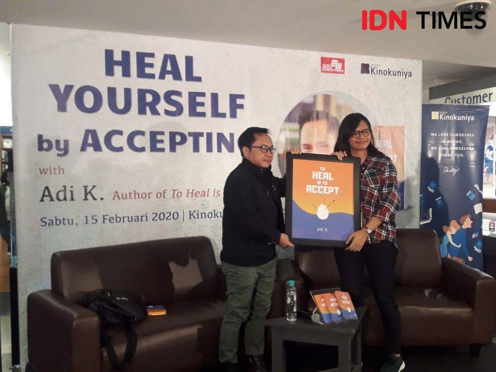 Peresmian peluncuran buku "To Heal is To Accept" karya Adi K di Plaza Senayan. 15 Februari 2020. IDN Times/Tyas Hanina