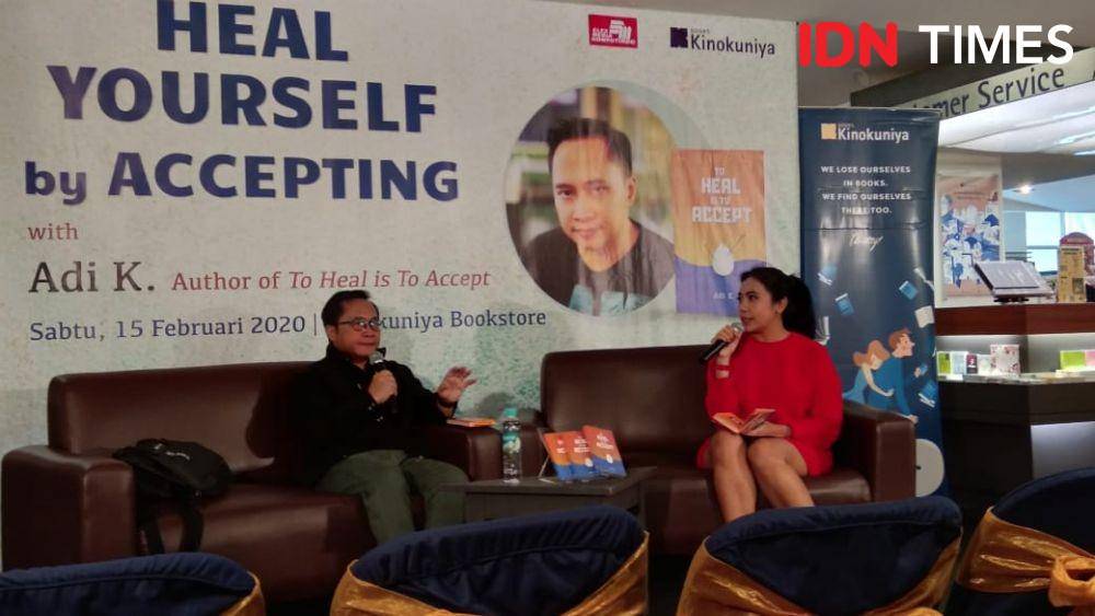 Adi K menceritakan inspirasinya menulis buku terbarunya di Kinokuniya, Plaza Senayan. 15 Februari 2020. IDN Times/Tyas Hanina