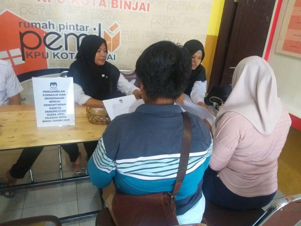 Pengambilan formulir pendaftaran PPS (IDN Times/ Bambang Suhandoko)