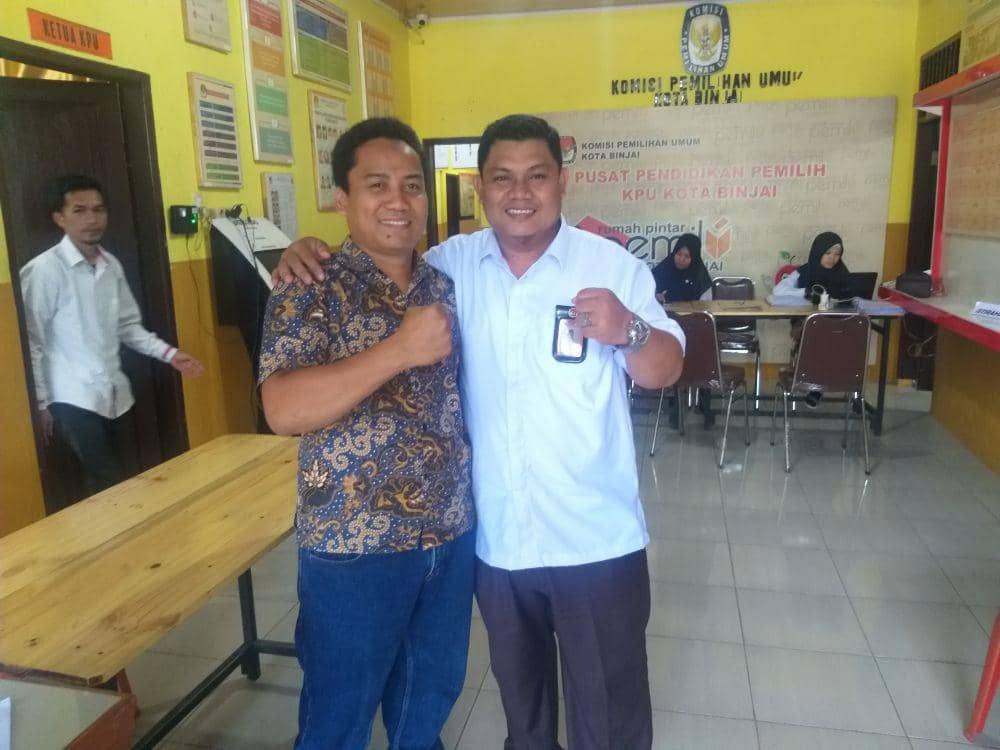 Ketua KPU Binjai Zulfan Efendi, baju putih (IDN Times/ Bambang Suhandoko)
