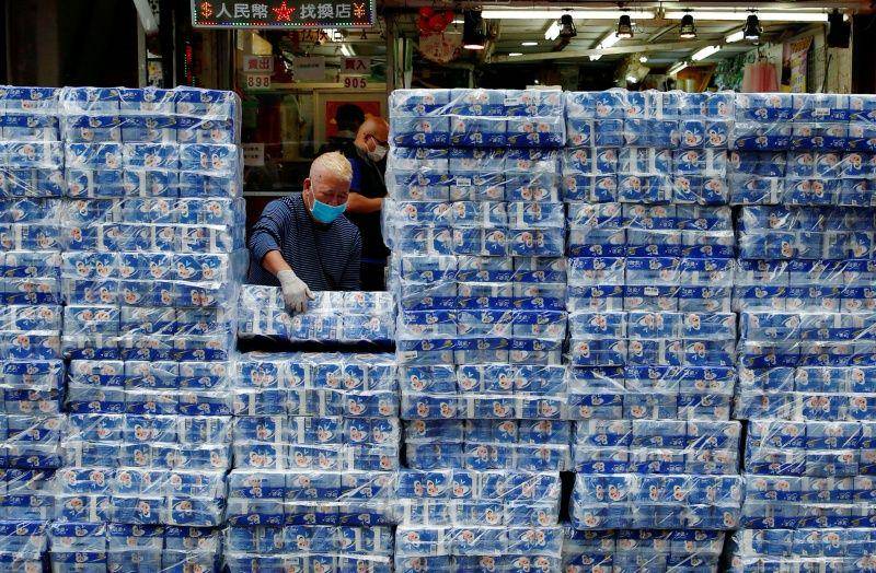Seorang pekerja menyusun tisu toilet di sebuah pasar, setelah mewabahnya virus corona, di Hong Kong, pada 8 Februari 2020. ANTARA FOTO/REUTERS/Tyrone Siu