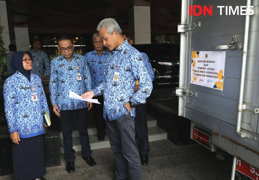 Mobil yang disiapkan untuk kirim masker ke tiga negara. IDN Times/Fariz Fardianto