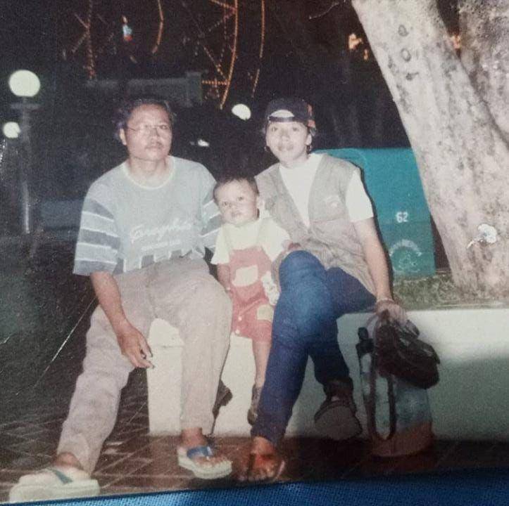 Garil Arnandha kecil saat berpose dengan sang ayah Aris Munandar yang menjadi korban Bom Bali I (dok. Pribadi)