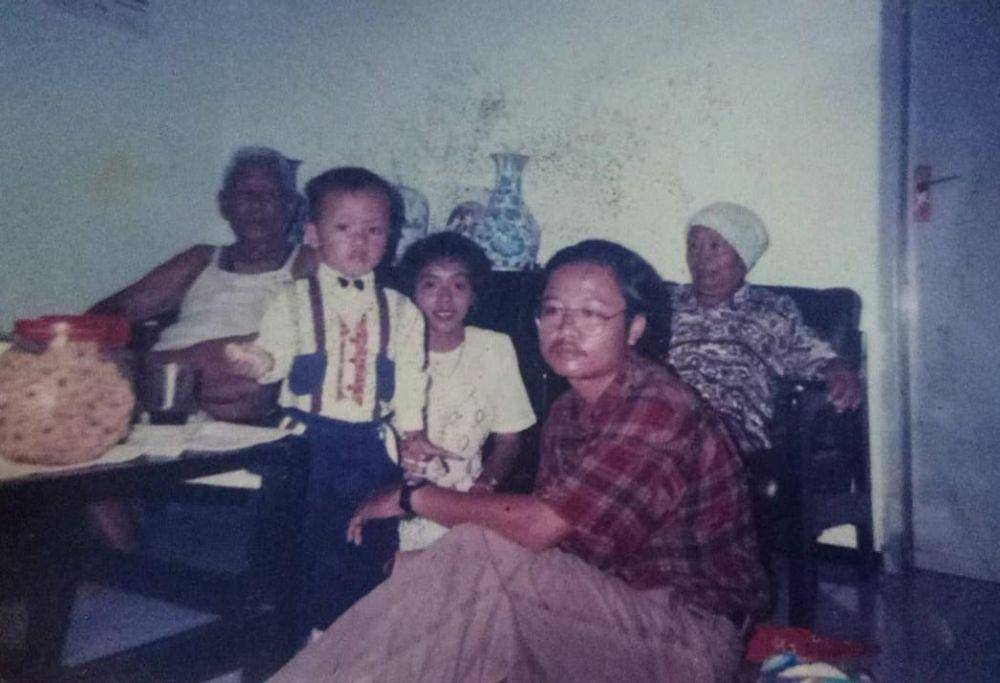 Garil Arnandha kecil saat berpose dengan sang ayah Aris Munandar yang menjadi korban Bom Bali I (dok. Pribadi)