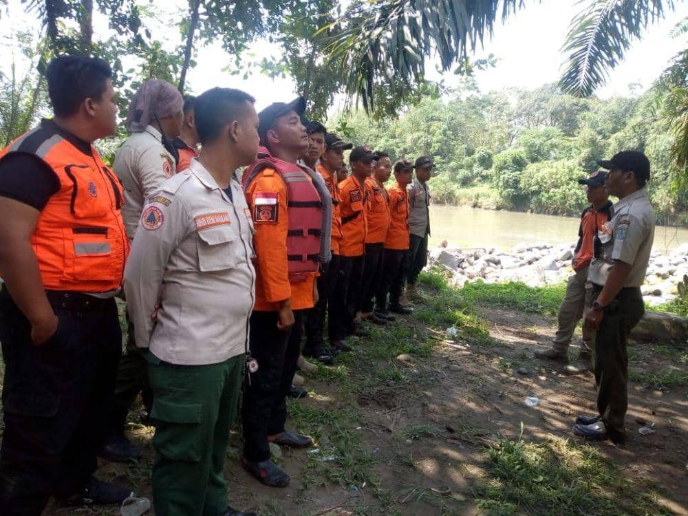 Personil BPDB yang disiagakan mencari korban hanyut (IDN Times/ Bambang Suhandoko)