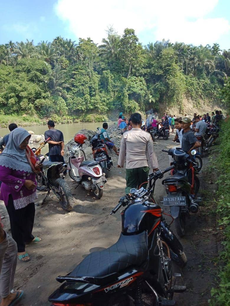 Warga dan petugas yang mengerumuni lokasi mencari korban (IDN Times/ Bambang Suhandoko)