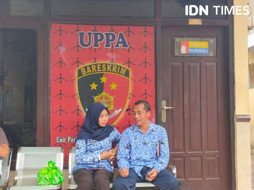 Pemdes Karangwinangon di depan kantor Unit PPA Polres Jombang. IDN Times/zainul arifin