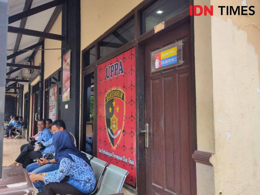 Warga dan Pemdes Karangwinangon berada di depan kantor Unit PPA. IDN Times/zainul arifin