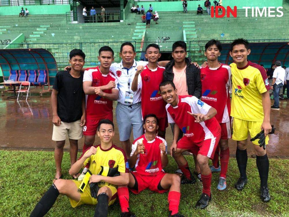 Manager Tim Penajam Utama U17 Kaltim, Alimuddin (baju putih) bersama tim besutannya (IDN Times/Ervan Masbanjar)