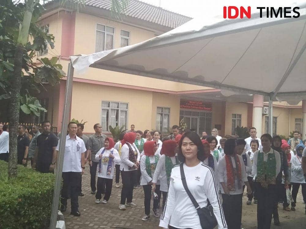 Kemensos Temu Sapa Bersama Ibu Hj. Iriana Joko Widodo, Ibu Hj. Wury Ma’aruf Amin di BRSAMPK HANDAYANI, Jl. PPA Bambu Apus, Cipayung, Bambu Apus, Jakarta Timur Senin (17/2) (IDN Times/Dini Suciatiningrum)
