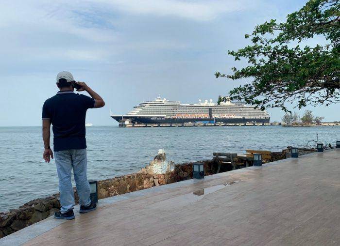 Seorang pria melakukan panggilan telepon sementara kapal pesiar MS Westerdam berlabuh di Sihanoukville, Kamboja, pada 18 Februari 2020. ANTARA FOTO/REUTERS/Clare Baldwin