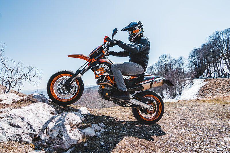 Bingung Pilih Trail Adventure atau Supermoto? Ini Pilihan Terbaiknya