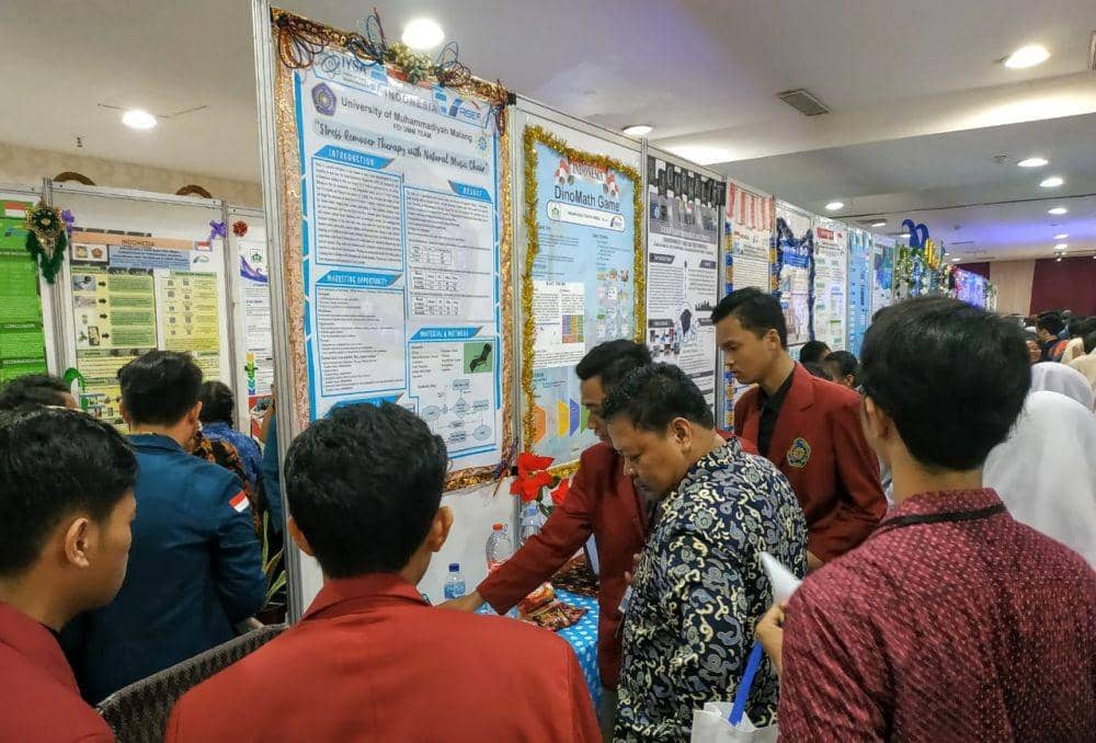 Mahasiswa UMM ciptakan kursi penghilang stress. Humas UMM
