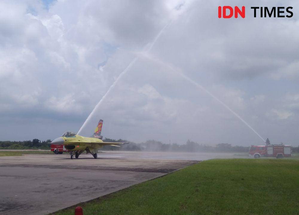 Pesawat F-16 A/B Block 15 yang diperbarui dalam proyek EMLU) Falcon STAR usai menjalani test fight di Pangkalan Udara (Lanud) Iswahjudi, Magetan  Selasa (18/2).  IDN Times/Nofika Dian Nugroho