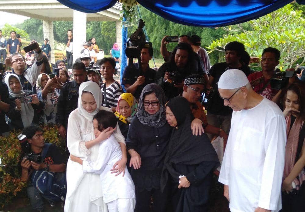 Suasana pemakaman Ashraf Sinclair suami Bunga Citra Lestari di San Diego Hills, Karawang, Selasa (18/2) sore.