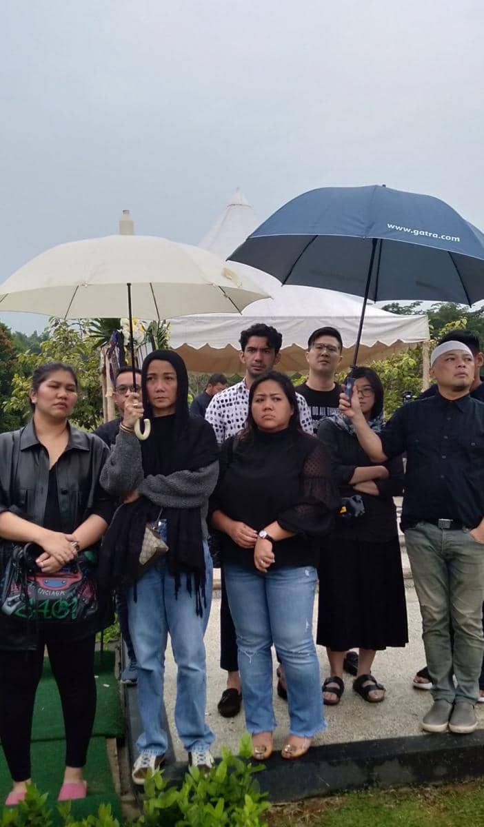 Suasana pemakaman Ashraf Sinclair suami Bunga Citra Lestari di San Diego Hills, Karawang, Selasa (18/2) sore.