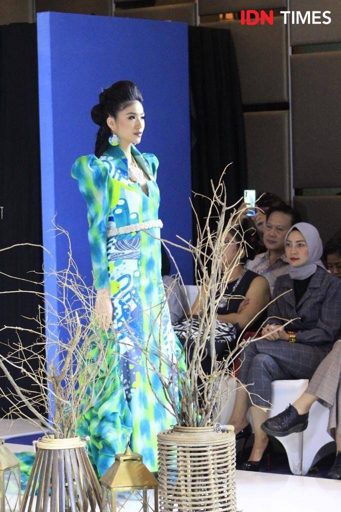 Para model sedang memperagakan koleksi terbaru 2Madison Avenue. 18 Februari 2020. IDN Times/Anjani Eka Lestari