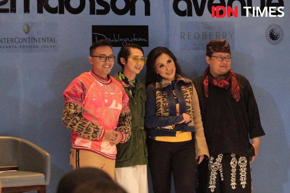 Maggie Hutauruk (perancang mode), Nur Arif (pemerhati lingkungan),  Adi Surantha (fashion stylist), dalam acara media gathering 2Madison Avenur untuk memperkenalkan koleksi terbarunya yang bertajuk Liga. 18 Februari 2020. IDN Times/Anjani Eka Lestari