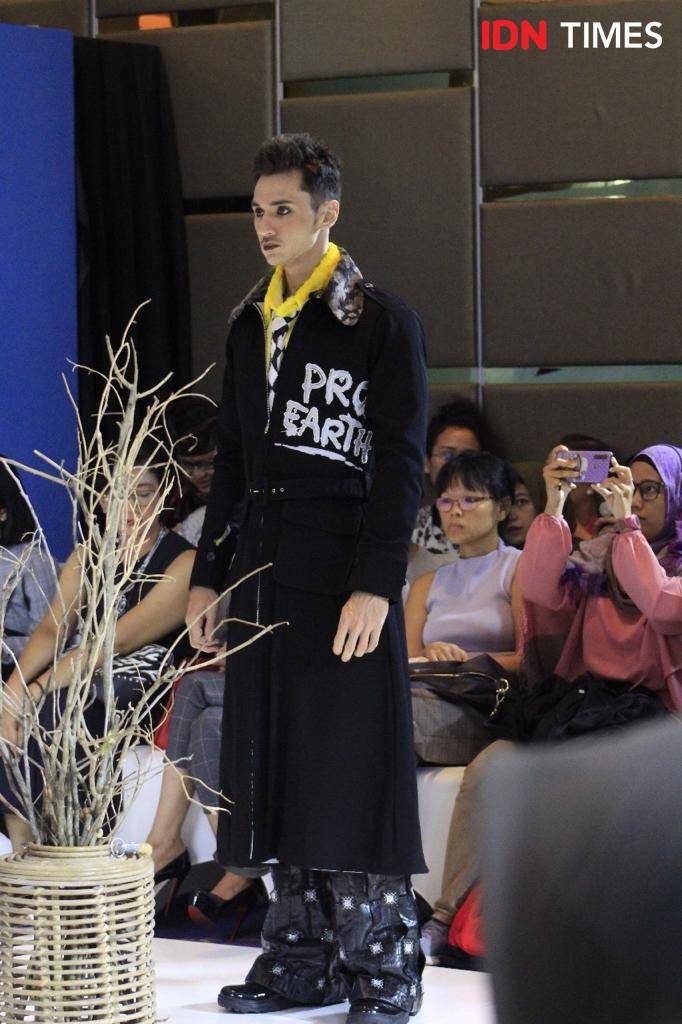 Para model sedang memperagakan koleksi terbaru 2Madison Avenue. 18 Februari 2020. IDN Times/Anjani Eka Lestari