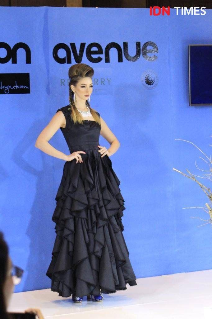 Para model sedang memperagakan koleksi terbaru 2Madison Avenue. 18 Februari 2020. IDN Times/Anjani Eka Lestari
