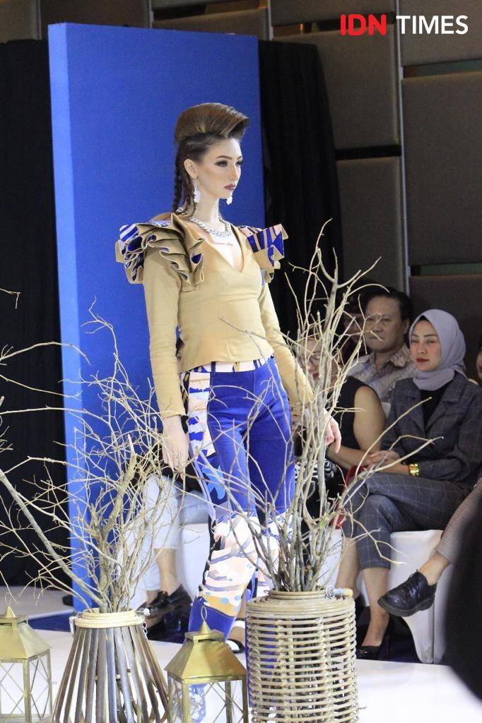 Para model sedang memperagakan koleksi terbaru 2Madison Avenue. 18 Februari 2020. IDN Times/Anjani Eka Lestari