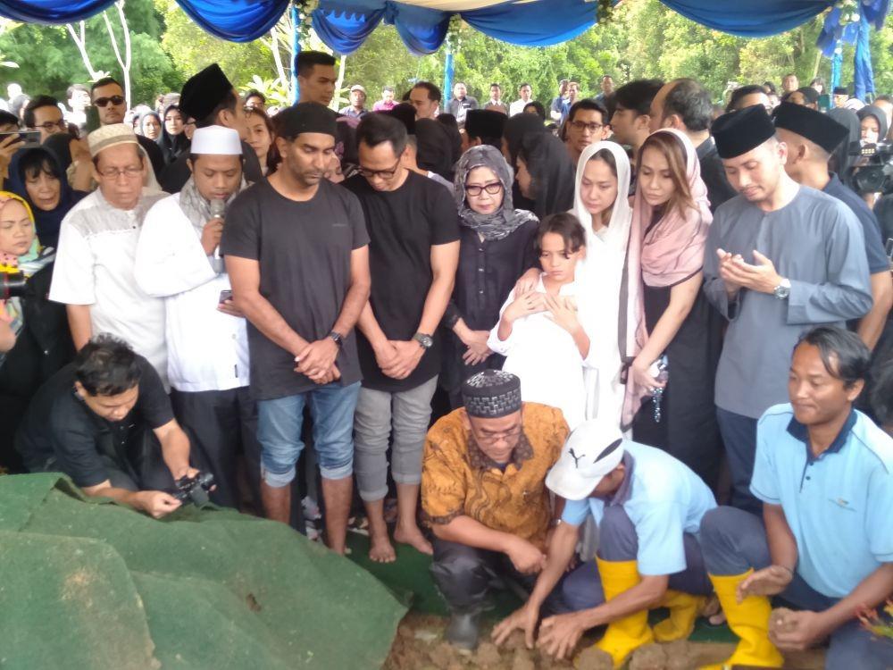 [FOTO] Jenazah Ashraf Sinclair Dimakamkan, BCL Tak Berhenti Menangis