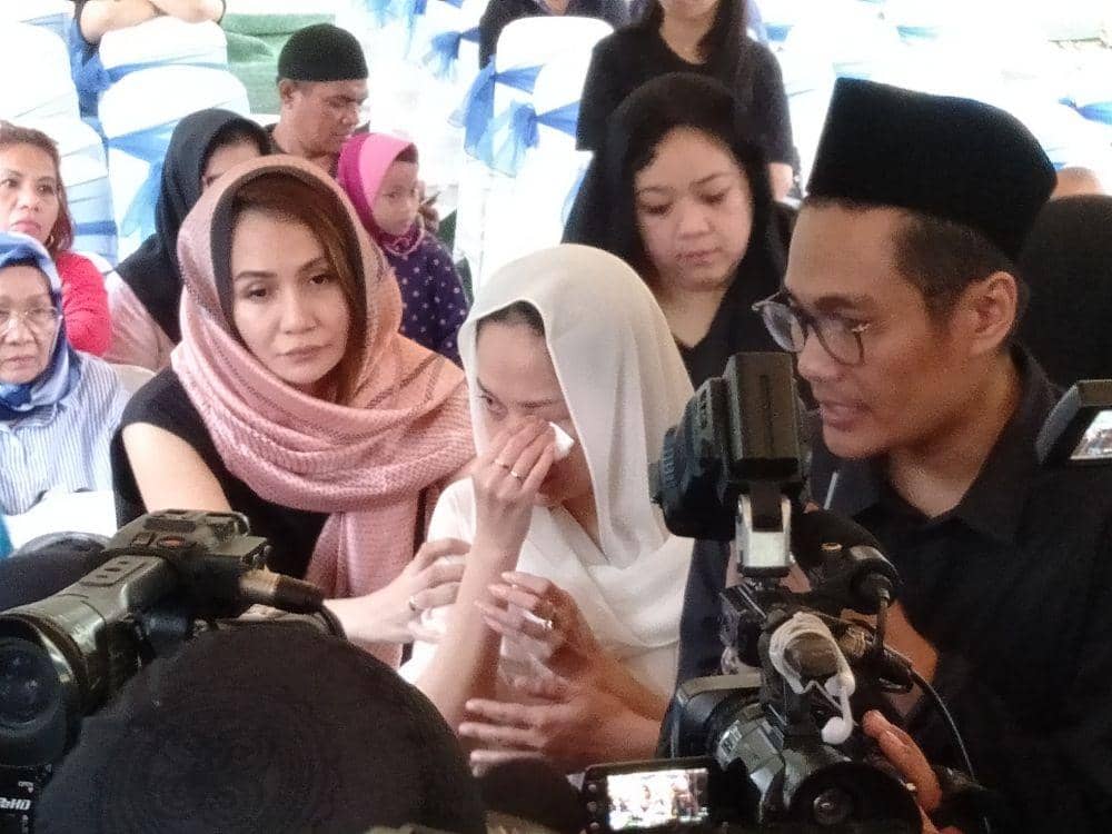 Suasana pemakaman Ashraf Sinclair suami Bunga Citra Lestari di San Diego Hills, Karawang, Selasa (18/2) sore.