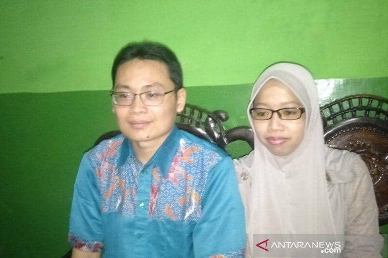 Hilyatu Millati Rusdiyah (kanan) didampingi oleh suaminya. ANTARA/Aris Wasita