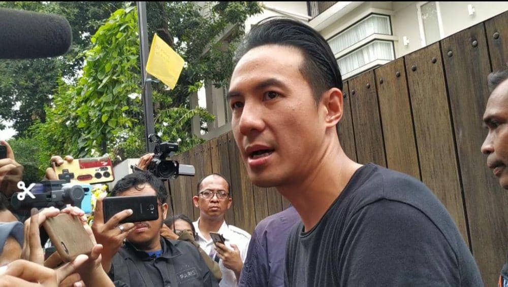 Daniel Mananta di rumah duka BCL dan Ashraf Sinclair (18/2), IDN Times/Erfah Nanda