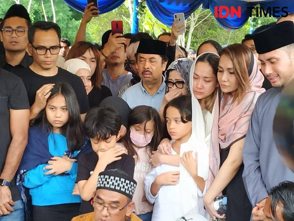 Suasana pemakaman Ashraf Sinclair di San Diego Hills (18/2), IDN Times/Nadia Umara