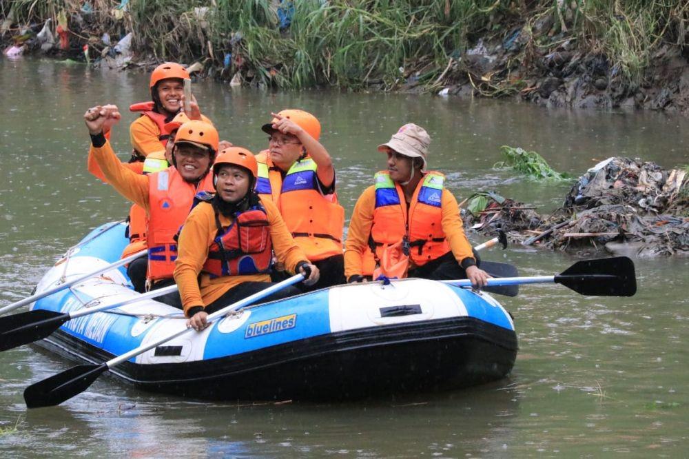 Pemko Medan dan Kapolrestabes  Bersih-bersih Sungai Deli Naik Perahu