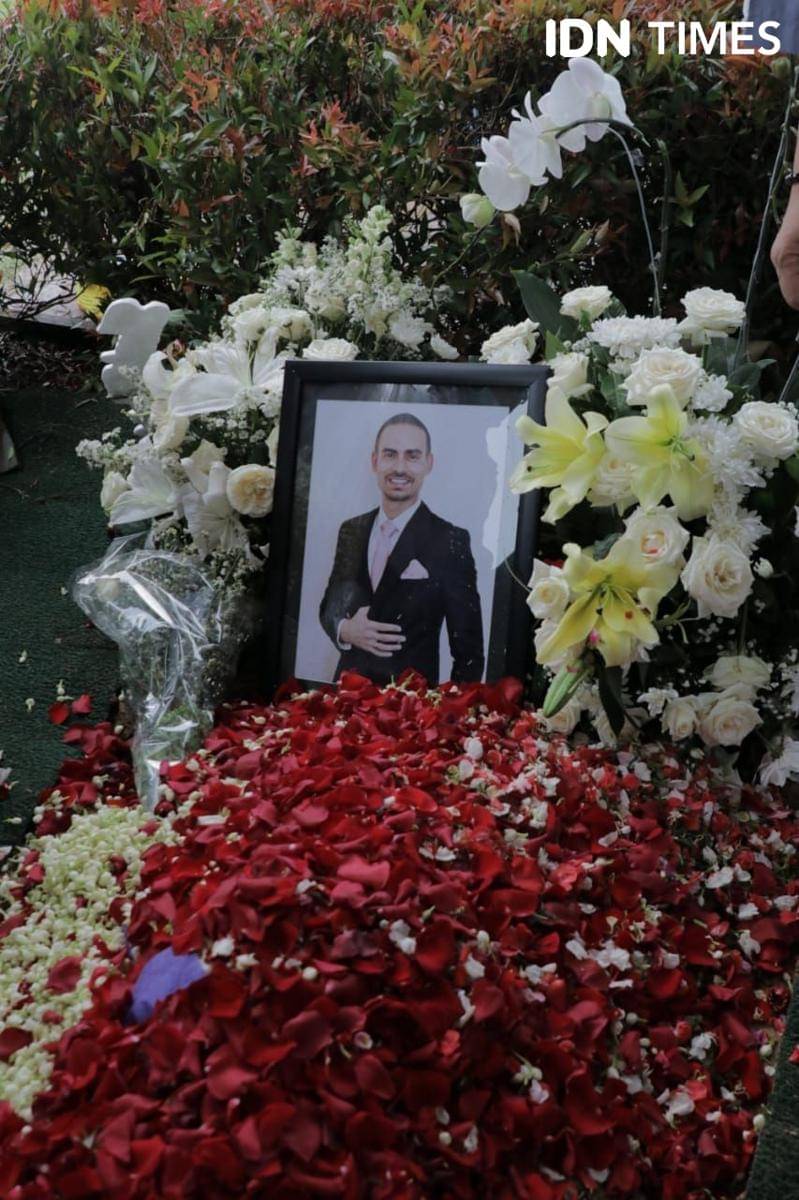 Pemakaman Ashraf Sinclair di San Diego Hils, Karawang (IDN Times/Panji Galih Aksoro)