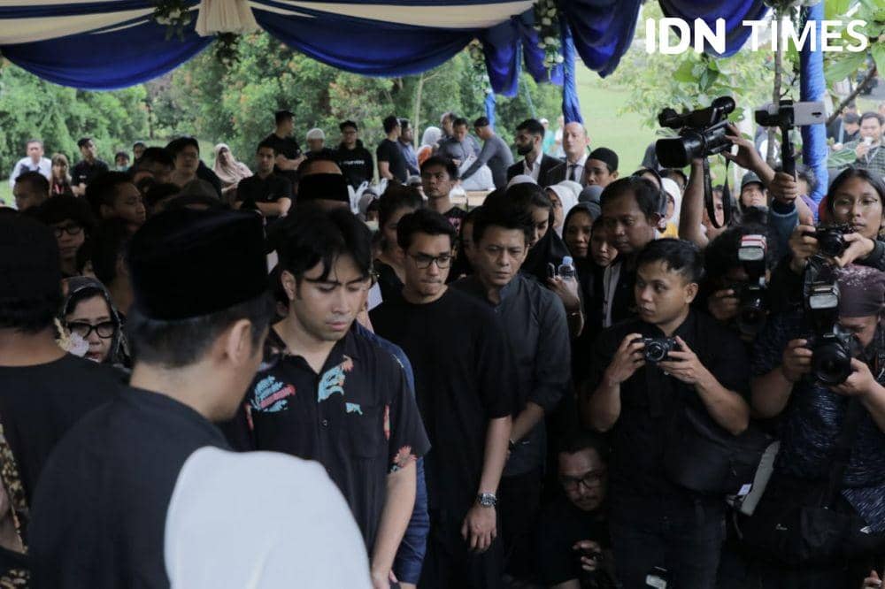 Pemakaman Ashraf Sinclair di San Diego Hils, Karawang (IDN Times/Panji Galih Aksoro)