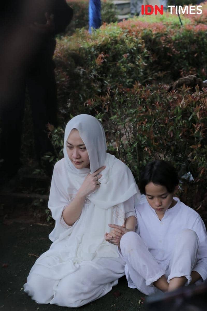 Pemakaman Ashraf Sinclair di San Diego Hils, Karawang (IDN Times/Panji Galih Aksoro)