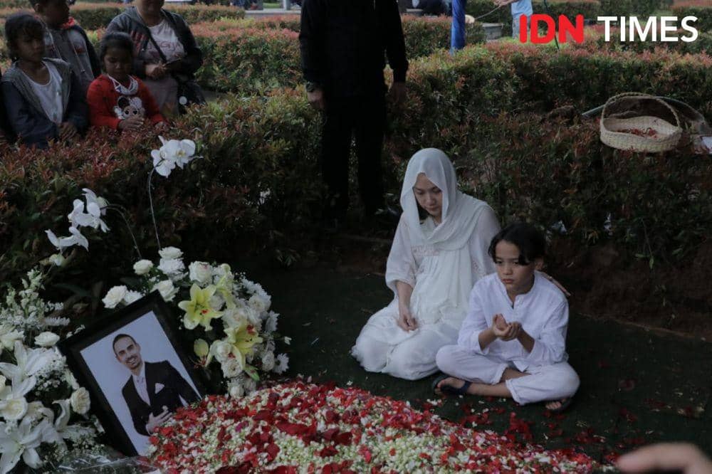 Bunga Citra Lestari bersama putranya Noah Sinclair saat pemakaman Ashraf Sinclair di San Diego Hils, Karawang, Jawa Barat, Selasa (18/2). (IDN Times/Panji Galih Aksoro)