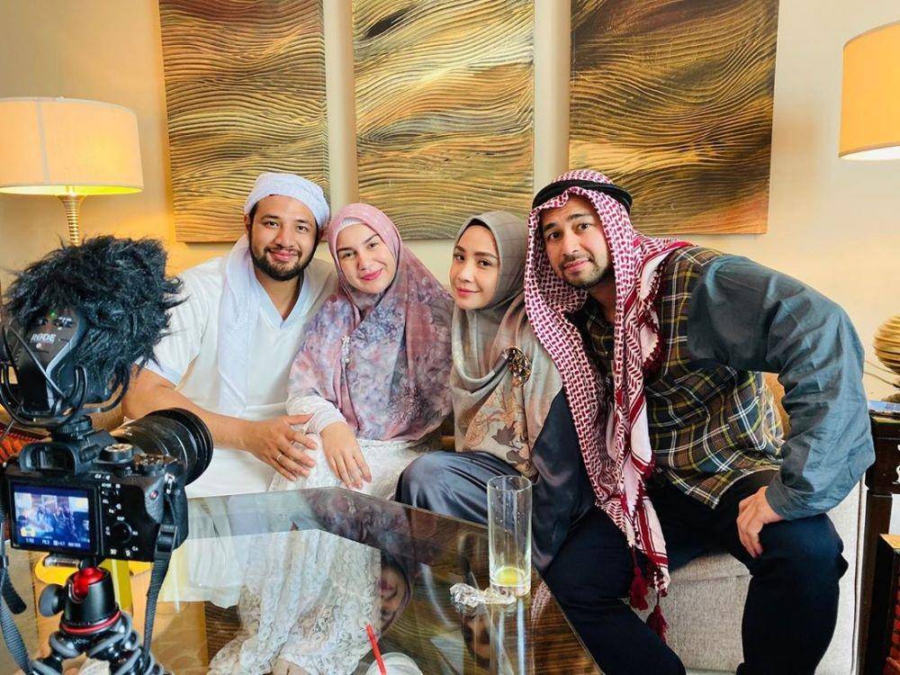 ilustrasi pakaian untuk umroh (instagram.com/raffinagita1717)