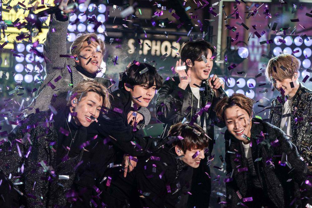 Grup boyband asal Korea BTS tampil saat perayaan Malam Tahun Baru di Times Square kawasan Manhattan, New York, Amerika Serikat, pada 31 Desember 2019. ANTARA FOTO/REUTERS/Jeenah Moon