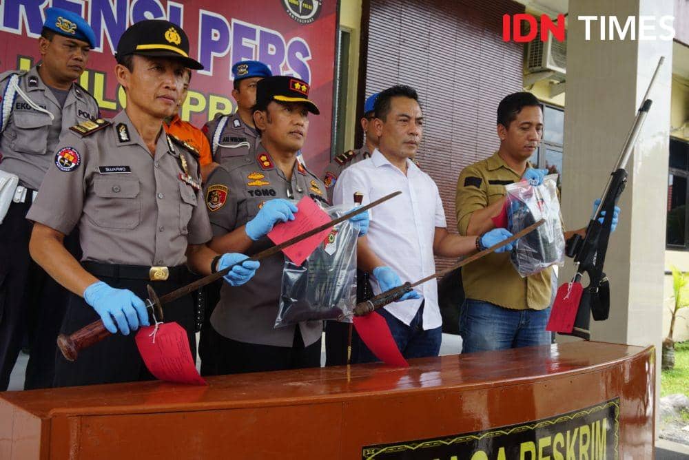 Jajaran Polres Kulon Progo menunjukan barang bukti, Rabu (19/2). (IDN Times/Tunggul Damarjati