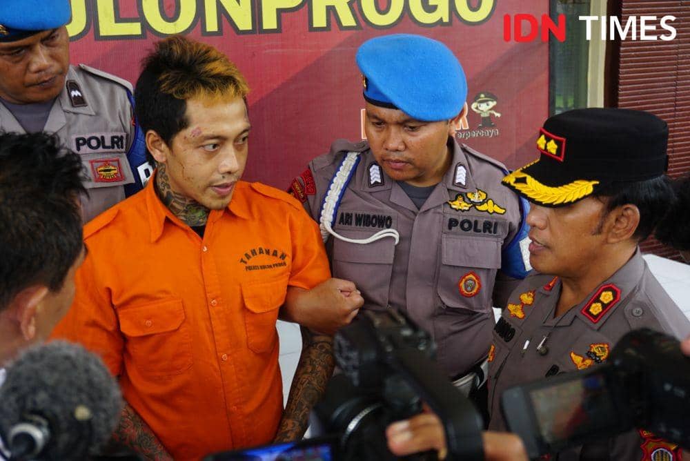 AB, pelaku penganiayaan saat dimintai keterangan oleh Kapolres Kulon Progo, AKBP Tartono, Rabu (19/2). (IDN Times/Tunggul Damarjati)